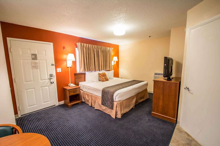 1 King Bed (5 of 8)