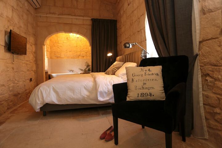 Room 4 of 71