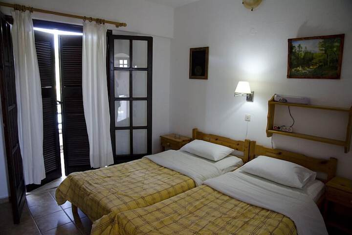 Room 5 of 68