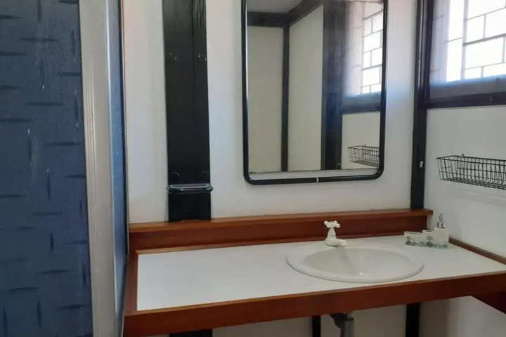Room 6 of 16