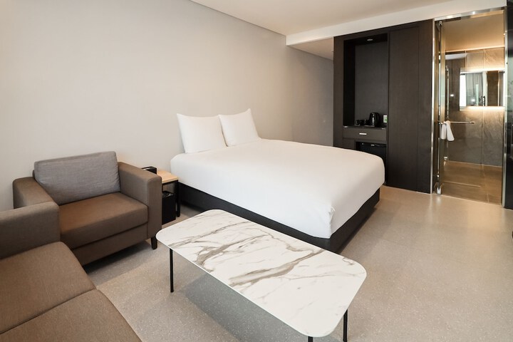 Room 17 of 48