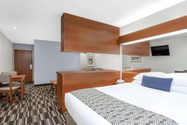1 Queen Bed (9 of 21)