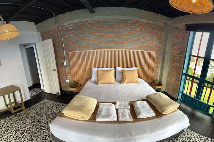 Room 17 of 33