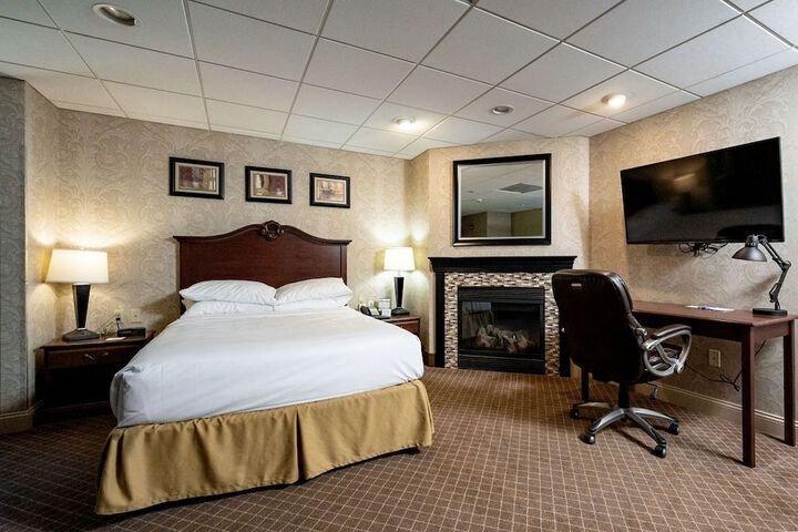 Standard King Bed Accessible (1 of 17)