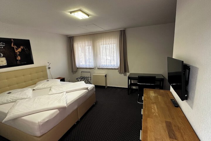 Room 32 of 81