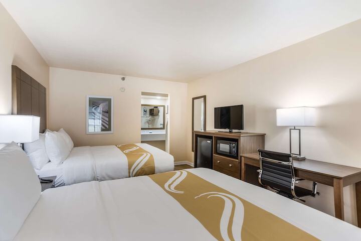 1 Queen Bed Accessible (9 of 14)