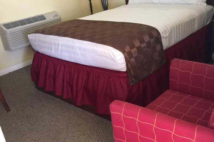 1 Queen Bed (17 of 17)