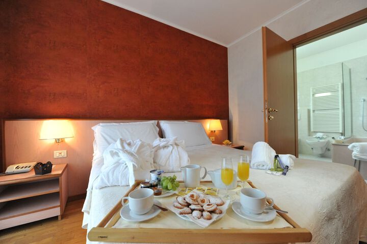 Room 9 of 33