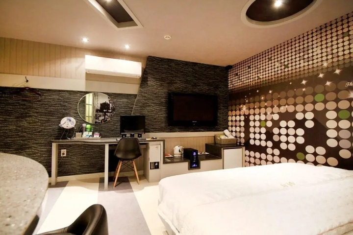 Room 13 of 16