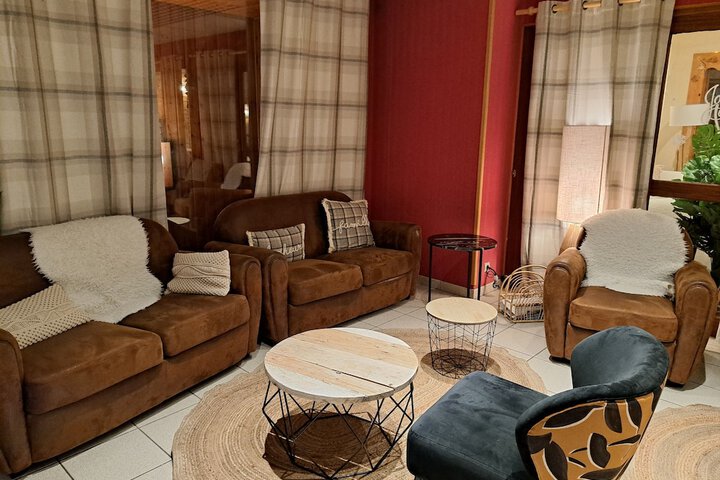 Lounge 13 of 16
