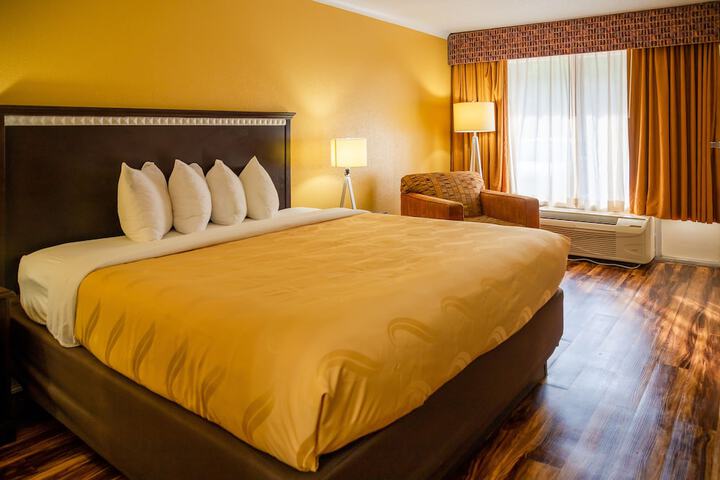 1 King Bed (23 of 31)