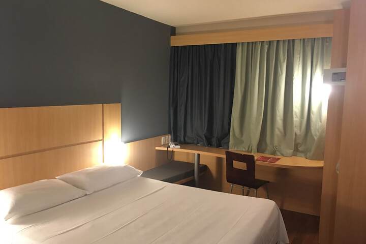 Room 4 of 96