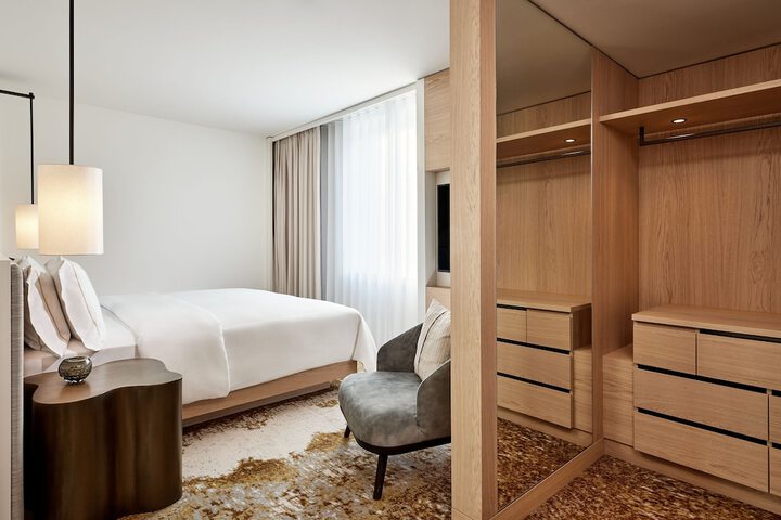 Room 8 of 100