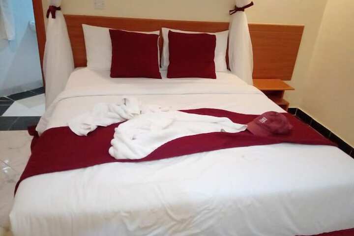 Room 2 of 63