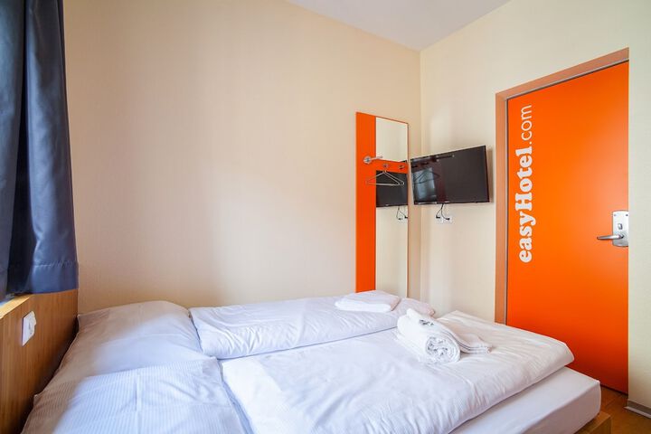 Room 8 of 28