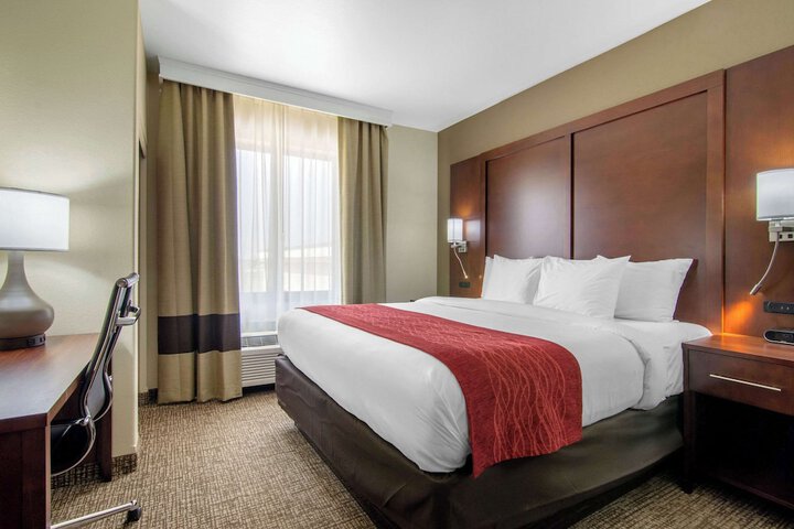 1 King Bed (3 of 12)