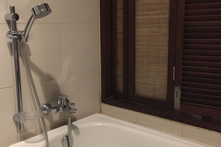Deep soaking bathtub