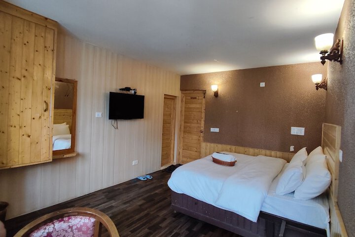 Room 4 of 9