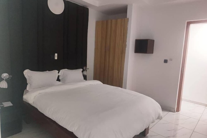 Room 8 of 19