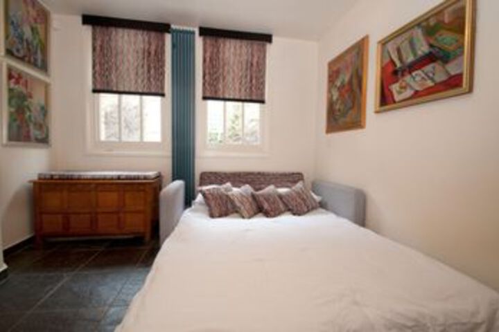 Room 10 of 18