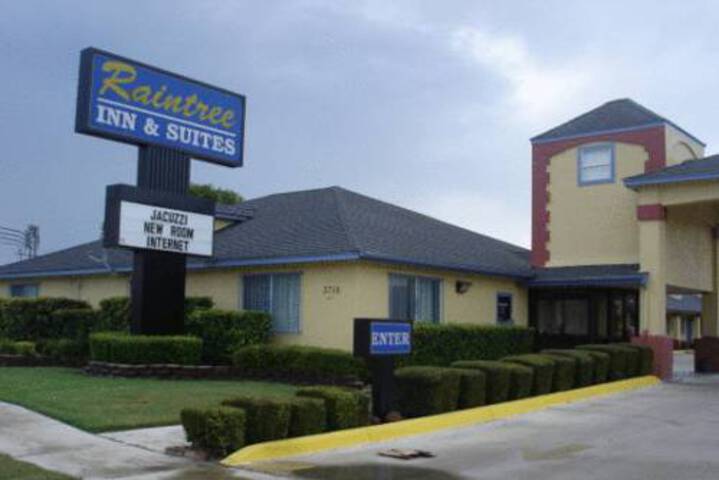 Raintree Inn and Suites in San Antonio, TX