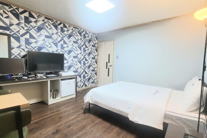 Room 8 of 18