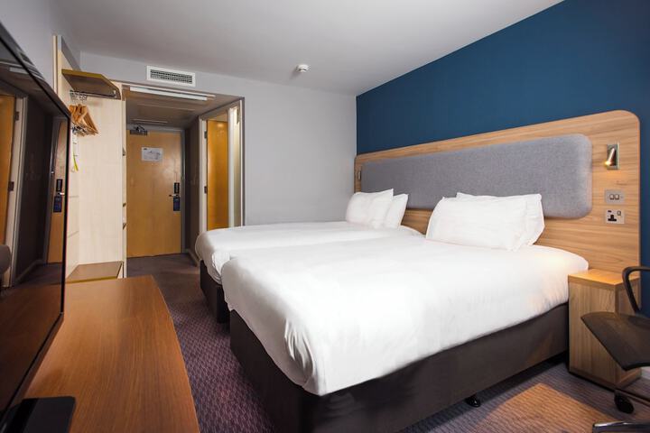 Room 8 of 83
