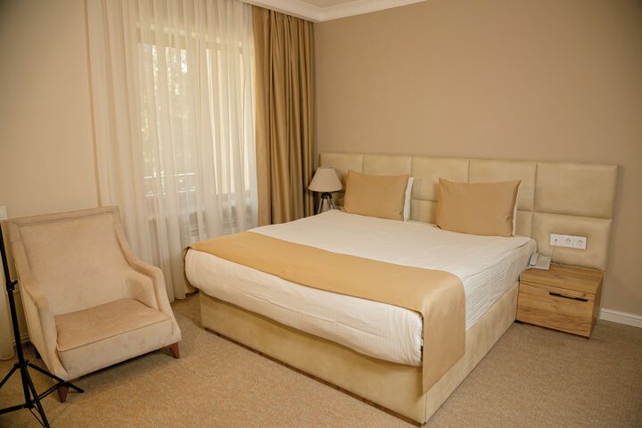 Room 25 of 28
