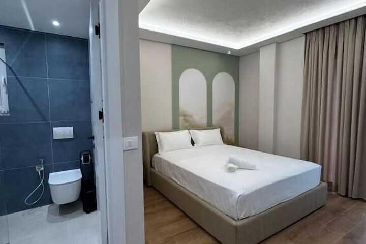 Room 16 of 33