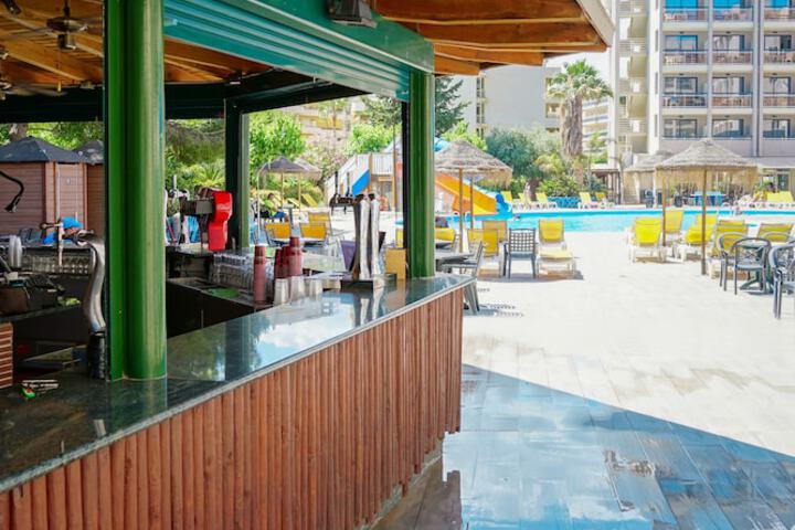 Swim-up bar