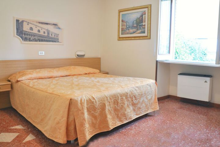 Room 5 of 20