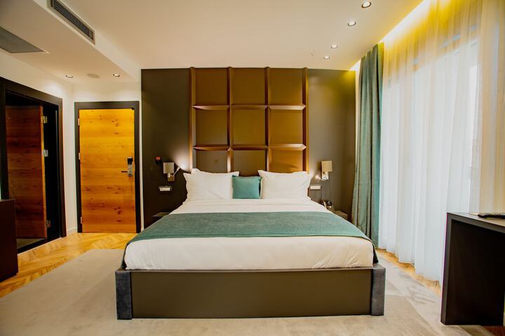 Room 17 of 37