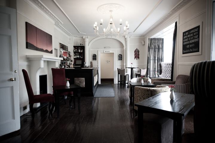 Lounge 22 of 29