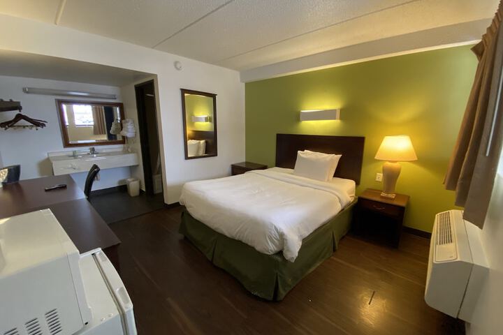 1 Queen Bed (7 of 9)