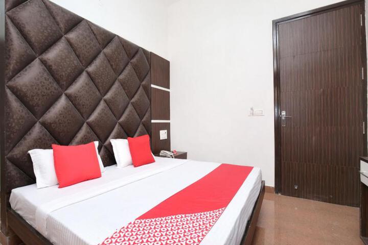 OYO 15863 Hotel Royal Vij
