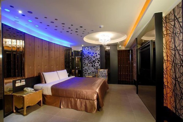 Room 28 of 107