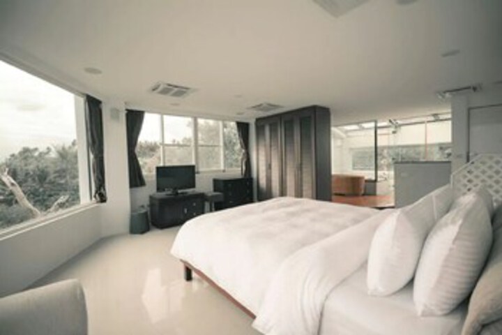 Room 68 of 87