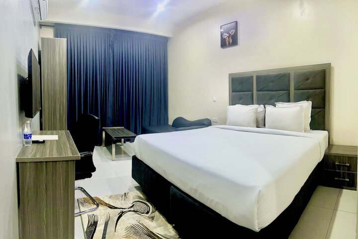 Room 13 of 36