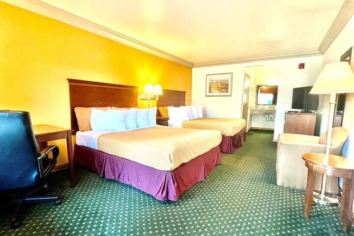 2 Queen Beds (3 of 12)