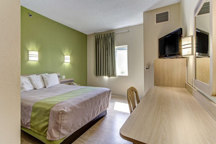 1 Queen Bed (7 of 7)