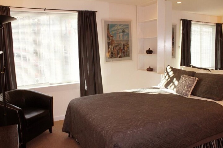 Room 2 of 6