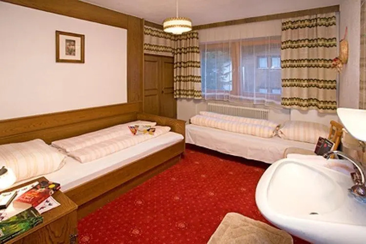 Room 4 of 12