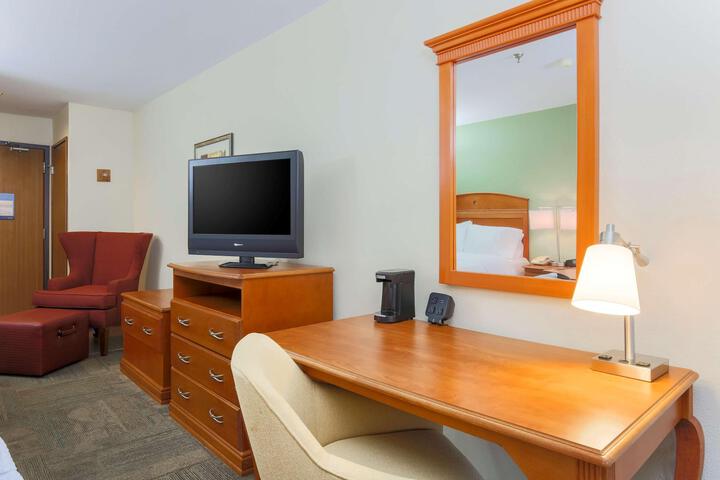 1 Queen Bed (3 of 11)