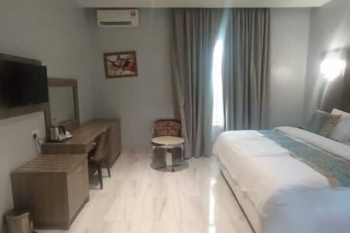 Room 10 of 102