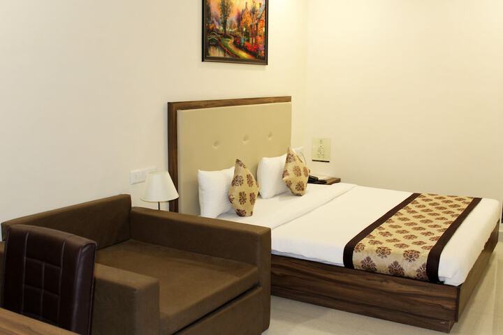 Room 10 of 32