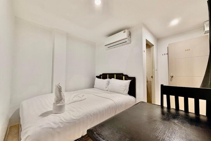 Room 4 of 33