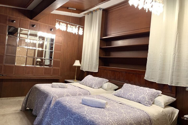 Room 33 of 230