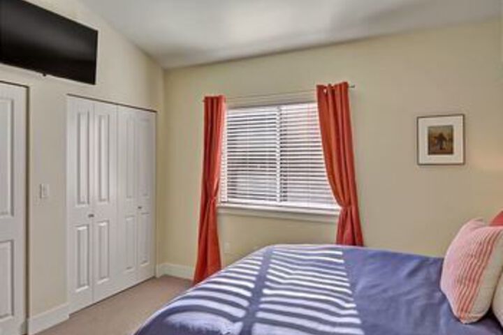 Room 6 of 18