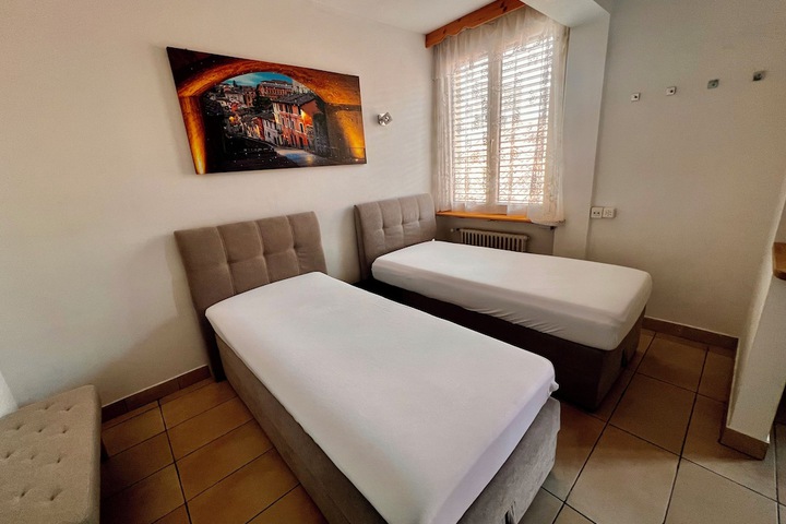 Room 16 of 36