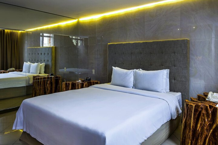 Room 12 of 100